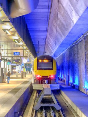 Antwerp, Belçika - Anno 2018: Tren Platformu güzel, tarihi ve anıtsal Antwerp İstasyonu Tren içinde yolcu bekliyor. Antwerp Merkez kez dünyanın en güzel tren istasyonları biri olarak kabul edilir.