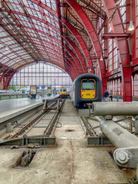 Antwerp, Belçika - Anno 2018: Tren Platformu güzel, tarihi ve anıtsal Antwerp İstasyonu Tren içinde yolcu bekliyor. Antwerp Merkez kez dünyanın en güzel tren istasyonları biri olarak kabul edilir.