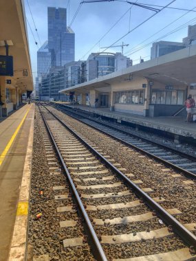 Boş platform ve boş parça gösterilen boş Tren İstasyonu