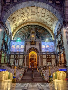 Antwerp, Belçika - Anno 2018: anıtsal Antwerp tren istasyonu içinde. Antwerp Merkez kez dünyanın en güzel tren istasyonları biri olarak kabul edilir.