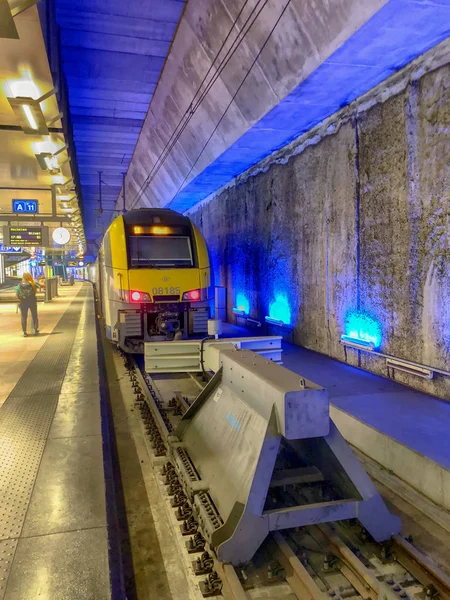 Antwerpen Belgien Anno 2018 Tåget Väntar Vid Plattformen Passagerare Inuti — Stockfoto