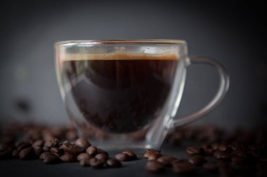 Kahve fincanı taze demlendi kahve ve kahverengi kavrulmuş kahve çekirdekleri ile