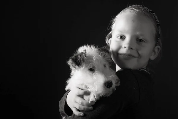 Sevimli genç kız ve tek renkli stüdyo tel tilki korkunç köpek