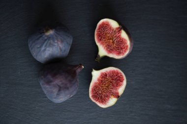 Güzel taze mavi menekşe incir boş boşaltmak yakın karanlık taş zemin üzerine kadar yukarıdan vie.