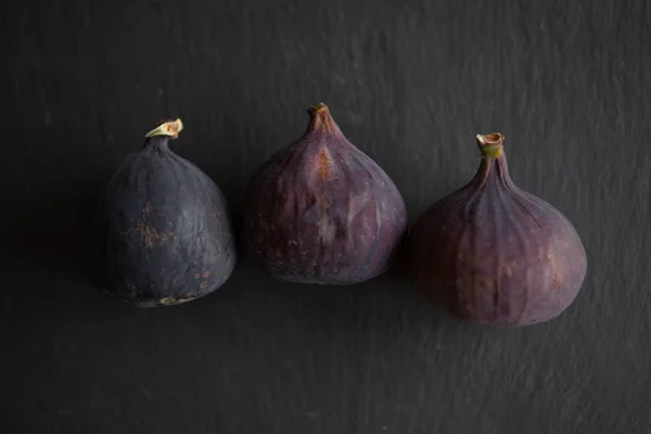 Vackra färska blå violett fikon på mörk sten bakgrund — Stockfoto