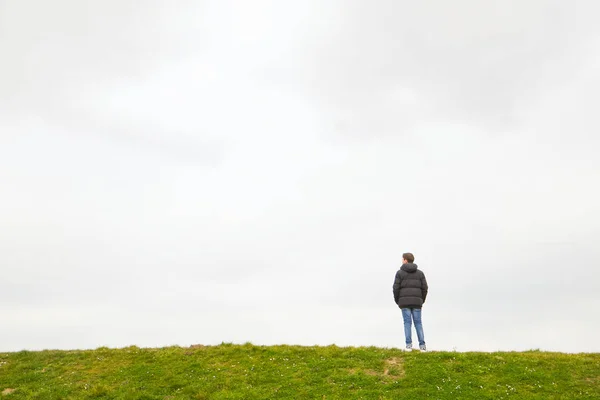 Una sola persona de pie en el horizonte — Foto de Stock