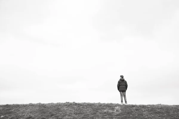 Una sola persona de pie en el horizonte — Foto de Stock