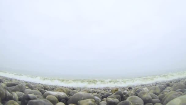 圧延波、フェカン、ノルマンディー、フランスの小石のビーチに splassing — ストック動画