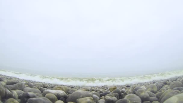 Vågor som rullar in och splassing på en stenstrand i Fécamp, Normandie, Frankrike — Stockvideo