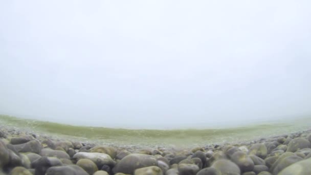 Vågor som rullar in och splassing på en stenstrand i Fécamp, Normandie, Frankrike — Stockvideo