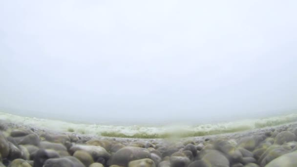 Onde che rotolano e scopano su una spiaggia di ciottoli a Fecamp, Normandia, Francia — Video Stock