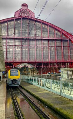 Antwerp, Belçika - Anno 2019: Tren platformda güzel, tarihi ve anıtsal Antwerp Tren İstasyonu 'nda yolcuları bekliyor..