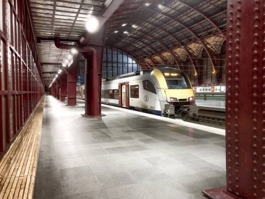 Antwerp, Belçika - Anno 2019: Tren platformda güzel, tarihi ve anıtsal Antwerp Tren İstasyonu 'nda yolcuları bekliyor..