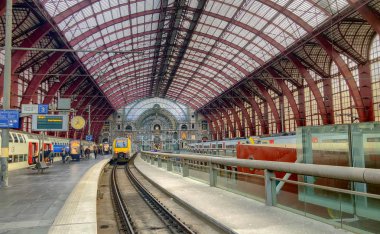 Antwerp, Belçika - Anno 2019: Tren platformda güzel, tarihi ve anıtsal Antwerp Tren İstasyonu 'nda yolcuları bekliyor..