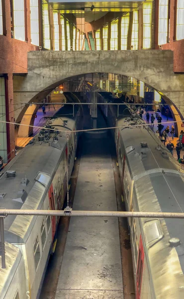 Αμβέρσα, Βέλγιο - Anno 2019: Το τρένο περιμένει στην πλατφόρμα για τους επιβάτες Μέσα στον όμορφο, ιστορικό και μνημειακό σιδηροδρομικό σταθμό της Αμβέρσας. — Φωτογραφία Αρχείου