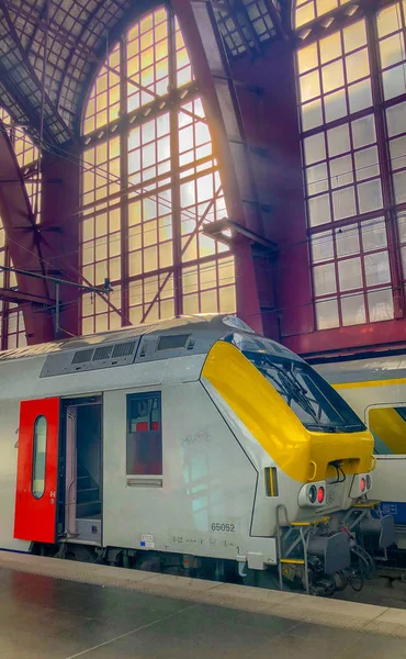 Amberes, Bélgica - Anno 2019: El tren está esperando en la plataforma para pasajeros Dentro de la hermosa, histórica y monumental estación de tren de Amberes. — Foto de Stock