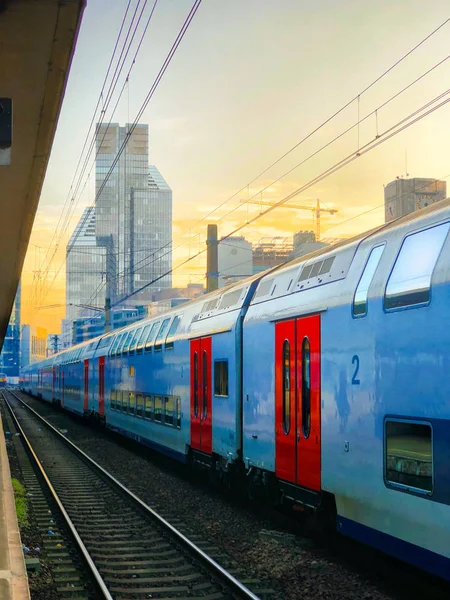 Bruxelas, Bélgica - Anno 2019: O trem está esperando na plataforma para passageiros — Fotografia de Stock