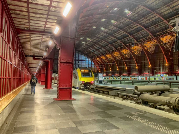 Antwerpia, Belgia - Anno 2019: Pociąg czeka na pasażerów Wnętrze pięknego, zabytkowego i monumentalnego dworca kolejowego w Antwerpii. — Zdjęcie stockowe