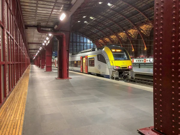 Antwerpen, Belgien - Anno 2019: Der Zug wartet am Bahnsteig auf die Fahrgäste Im schönen, historischen und monumentalen Antwerpener Bahnhof. — Stockfoto