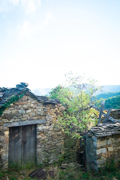 Maisons anciennes typiques dans les montagnes françaises — Photo