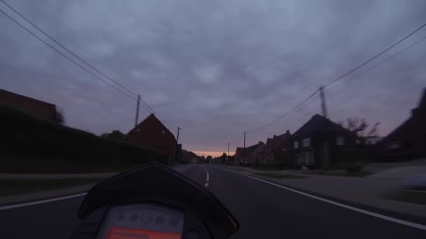 Їзда на мотоциклі на сільській місцевості — стокове відео