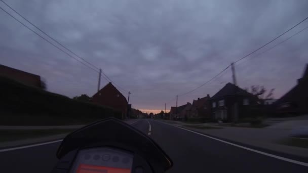 Conduire une moto à la campagne