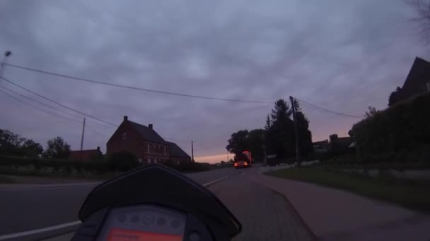 Rida en motorcykel på landsbygden — Stockvideo