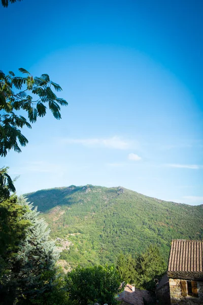 Casas antigas típicas nas montanhas francesas — Fotografia de Stock