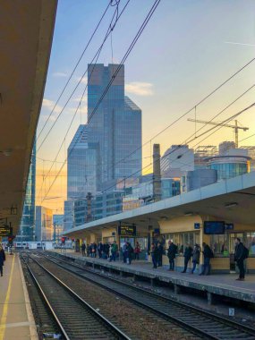 Brussels, Belçika anno 2019: boş raylar Brüksel Kuzey demiryolu İstasyonu