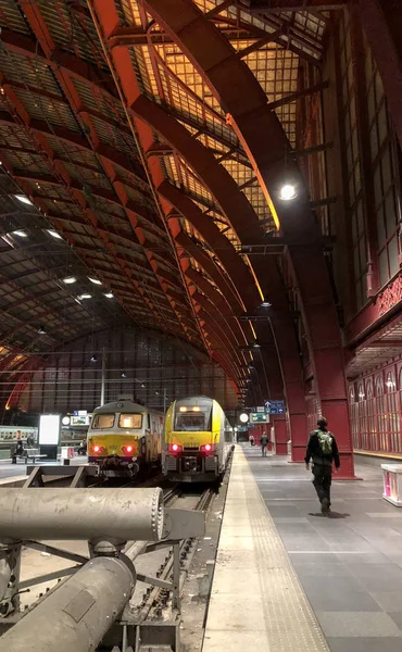 Anversa, Belgio - Anno 2019: Il treno aspetta al binario i passeggeri All'interno della bellissima, storica e monumentale stazione ferroviaria di Anversa. — Foto Stock