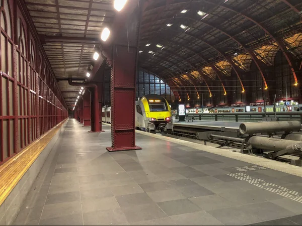 Anversa, Belgio - Anno 2019: Il treno aspetta al binario i passeggeri All'interno della bellissima, storica e monumentale stazione ferroviaria di Anversa. — Foto Stock