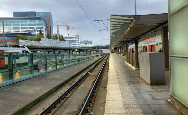 Antwerpen, Belgium - Anno 2019: A vonat várja az utasokat a gyönyörű, történelmi és monumentális antwerpeni pályaudvaron belül. — Stock Fotó