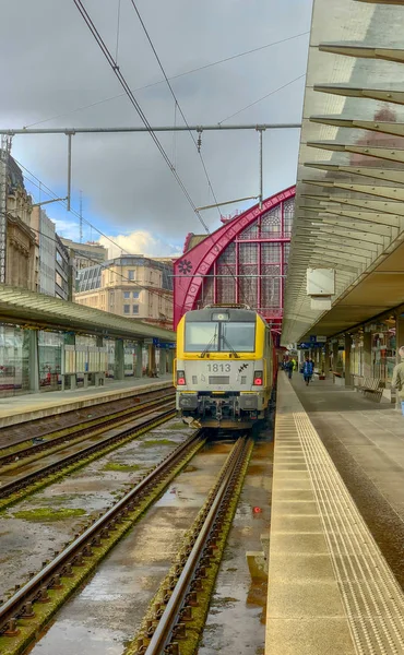 Antwerpen, Belgium - Anno 2019: A vonat várja az utasokat a gyönyörű, történelmi és monumentális antwerpeni pályaudvaron belül. — Stock Fotó