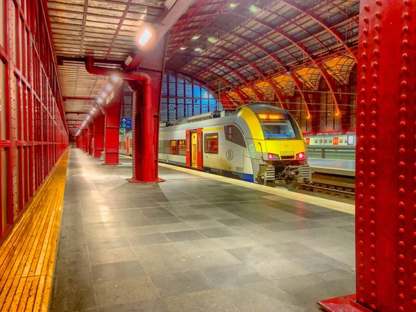 Amberes, Bélgica - Anno 2019: El tren está esperando en la plataforma para pasajeros Dentro de la hermosa, histórica y monumental estación de tren de Amberes. — Foto de Stock