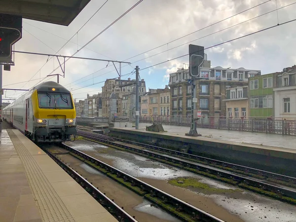 Antwerpen, Belgien - Anno 2019: Der Zug wartet am Bahnsteig auf die Fahrgäste Im schönen, historischen und monumentalen Antwerpener Bahnhof. — Stockfoto