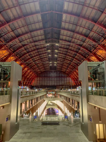 Antverpy, Belgie - Anno 2019: Vlak čeká na nástupišti pro cestující Uvnitř krásného, historického a monumentálního vlakového nádraží Antverpy. — Stock fotografie