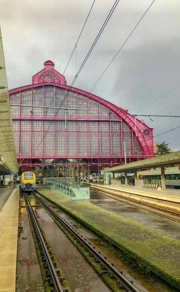 Antwerpen, Belgium - Anno 2019: A vonat várja az utasokat a gyönyörű, történelmi és monumentális antwerpeni pályaudvaron belül. — Stock Fotó