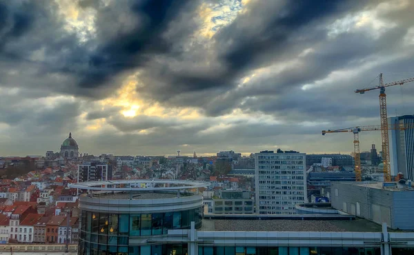 Sunrise over the business district of the city — Stock Photo, Image