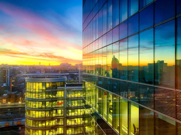 Şehrin iş bölgesi üzerinde gündoğumu