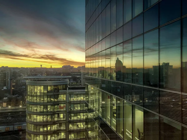 Şehrin iş bölgesi üzerinde gündoğumu