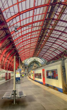 Antwerp, Belçika-Mart 2019: trais güzel, tarihi ve anıtsal Antwerp Tren Istasyonu Içinde yolcular için platformda bekliyor.