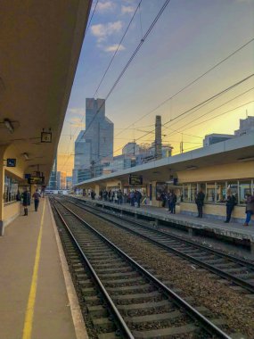 Brüksel, Belçika Şubat 2019: Brüksel Kuzey Tren istasyonunda boş rayların yanında platformda bekleyen commuters