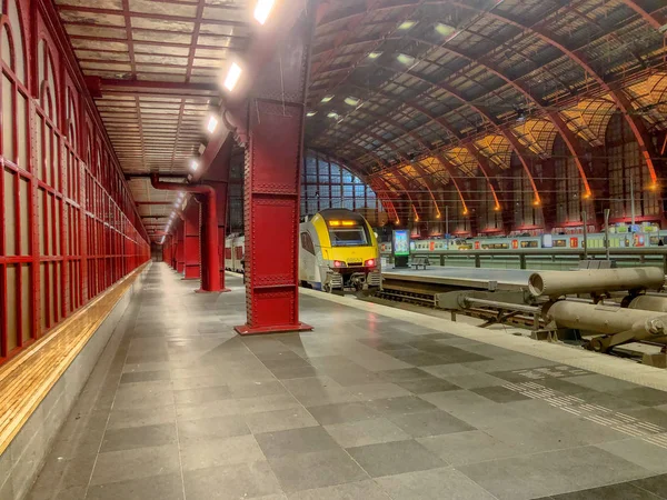 Antwerpia, Belgia-marzec 2019: pociągi czekające na platformę dla pasażerów wewnątrz pięknego, zabytkowego i monumentalnego dworca kolejowego w Antwerpii. — Zdjęcie stockowe