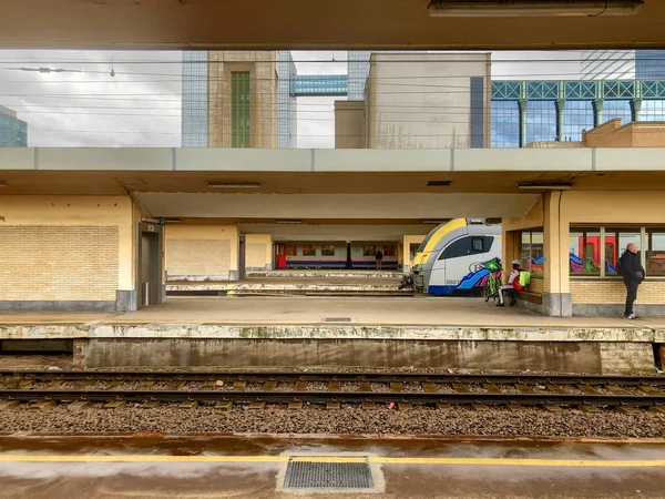 Bryssel, Belgien-februari 2019: tåget väntar på plattformen för passagerare innanför tåg stationen Bruxelles-Nord. — Stockfoto