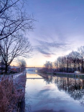 Güzel bir nehir manzarası üzerinde dramatik ve renkli gündoğumu