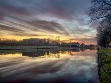 Güzel bir nehir manzarası üzerinde dramatik ve renkli gündoğumu