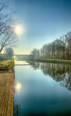 Güzel bir nehir manzarası üzerinde dramatik ve renkli gündoğumu