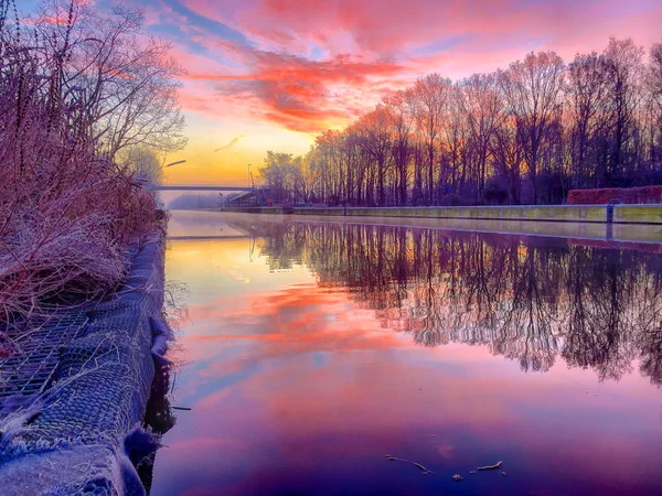 Nascer do sol dramático e colorido sobre uma bela paisagem fluvial — Fotografia de Stock