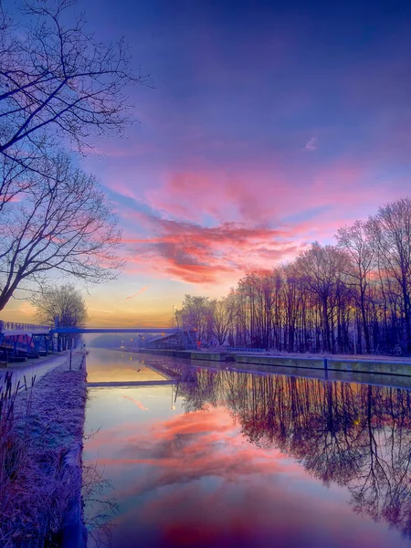 Nascer do sol dramático e colorido sobre uma bela paisagem fluvial — Fotografia de Stock