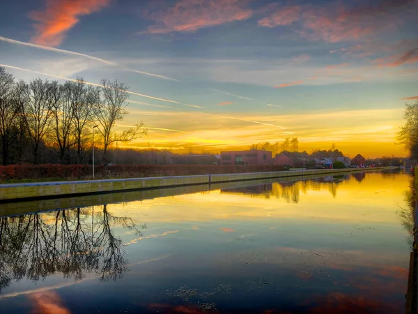 Dramatisk och färgstark sol uppgång över ett vackert Älvlandskap — Stockfoto